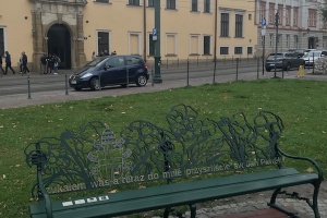 papieska ławeczka przy franciszkańskiej w krakowie